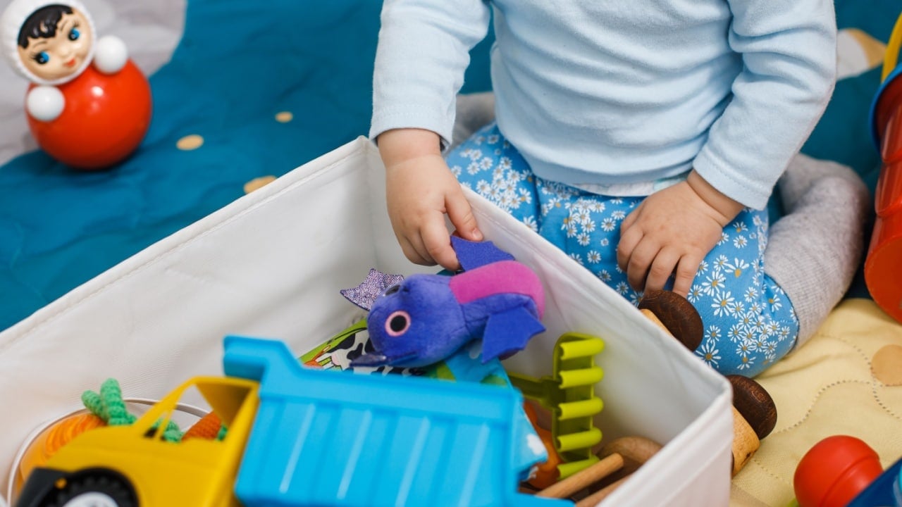 kid playing with toys.